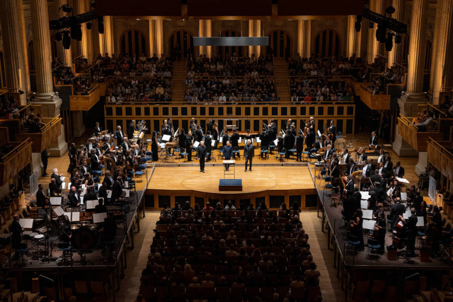 A Osesp dividida em três para apresentar 'Gruppen' [Divulgação/Íris Zanetti]