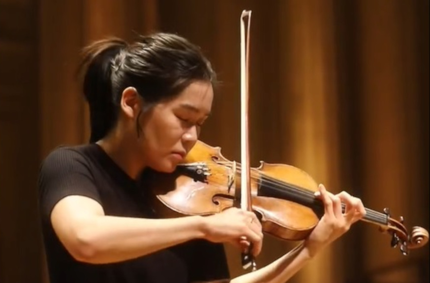 A violinista Esther Yoo durante ensaio com a Osesp na Sala São Paulo [Reprodução/Facebook]