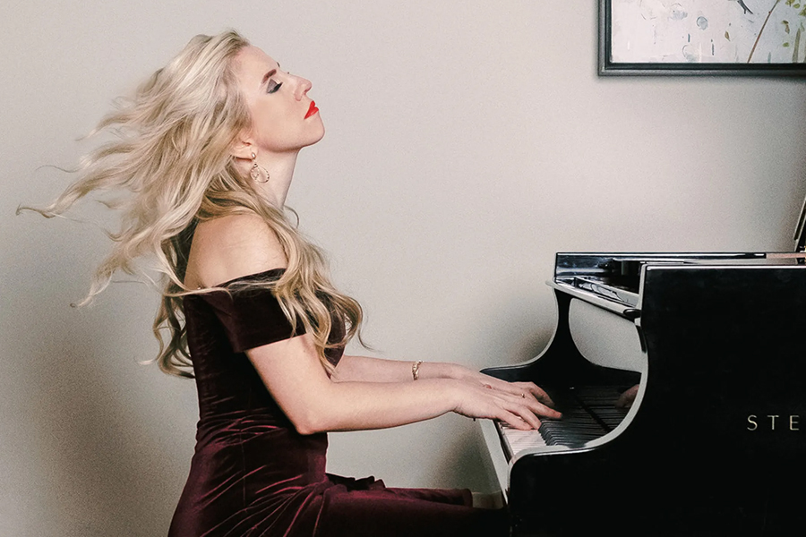 A pianista Natasha Paremski sola com a Filarmônica de Minas Gerais [Divulgação]