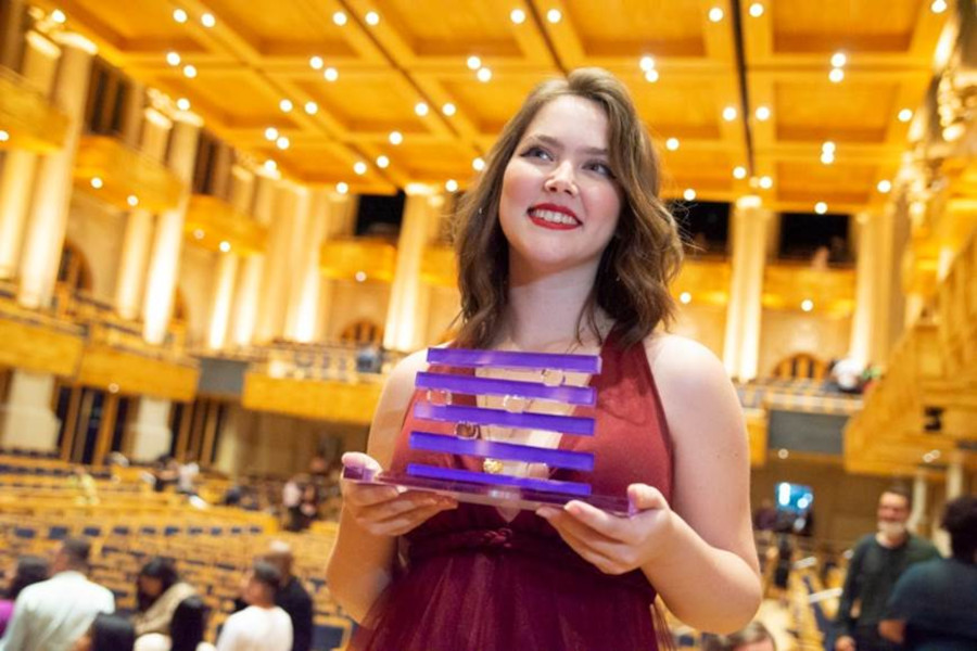 A percussionista Giulia Miglioranza durante a premiação na Sala São Paulo [Divulgação/Roberta Borges]