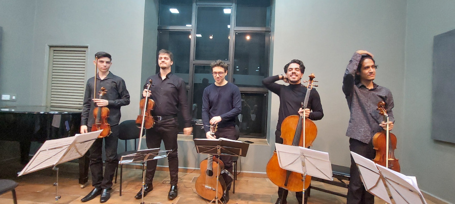 O Quarteto Orlando Fagnani e o violonista Guilherme Arce durante apresentação na Sala Kat Brown, em Campinas [Divulgação]