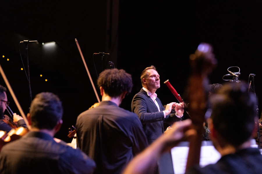 Tobias Volkmann durante concerto com a Rio Villarmônica [Divulgação/Sergio Rezende]