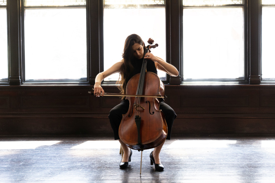A violoncelista Tamar Sagiv [Divulgação/Apar Parakhol]