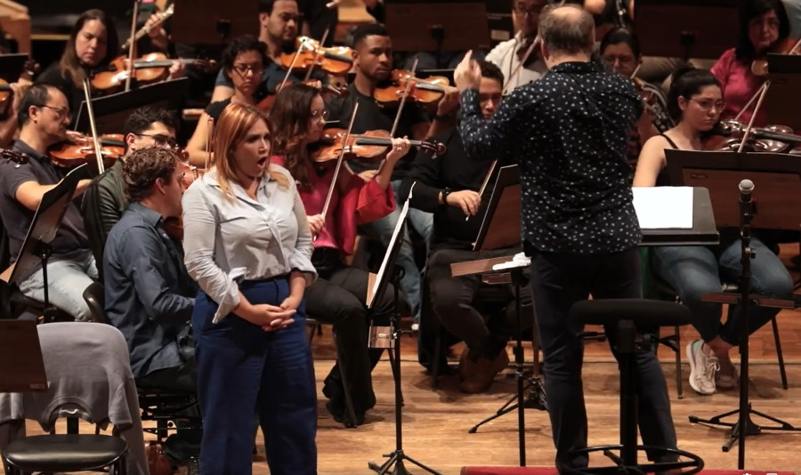 A soprano Carmen Gianattasio e o maestro Roberto Minczuk durante ensaio no Theatro Municipal [Reprodução/Facebook]