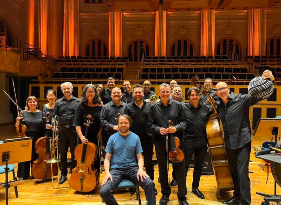 Daniil Trifonov e músicos da Osesp na Sala São Paulo [Reprodução/Facebook]