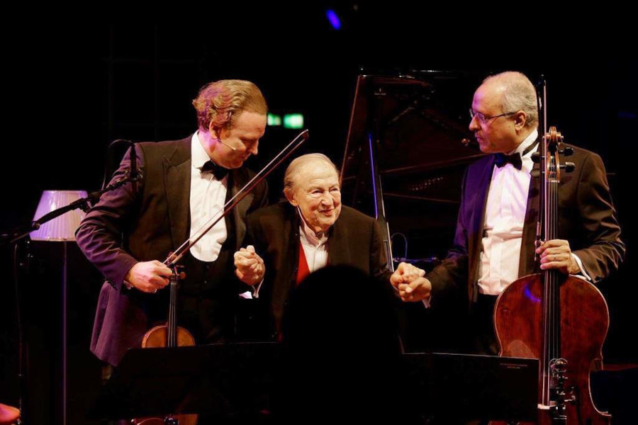 Daniel Hope, Pressler e Antonio Meneses durante último concerto do Trio Beaux-Arts, em 2008 [Reprodução/Facebook/Antonio Meneses]
