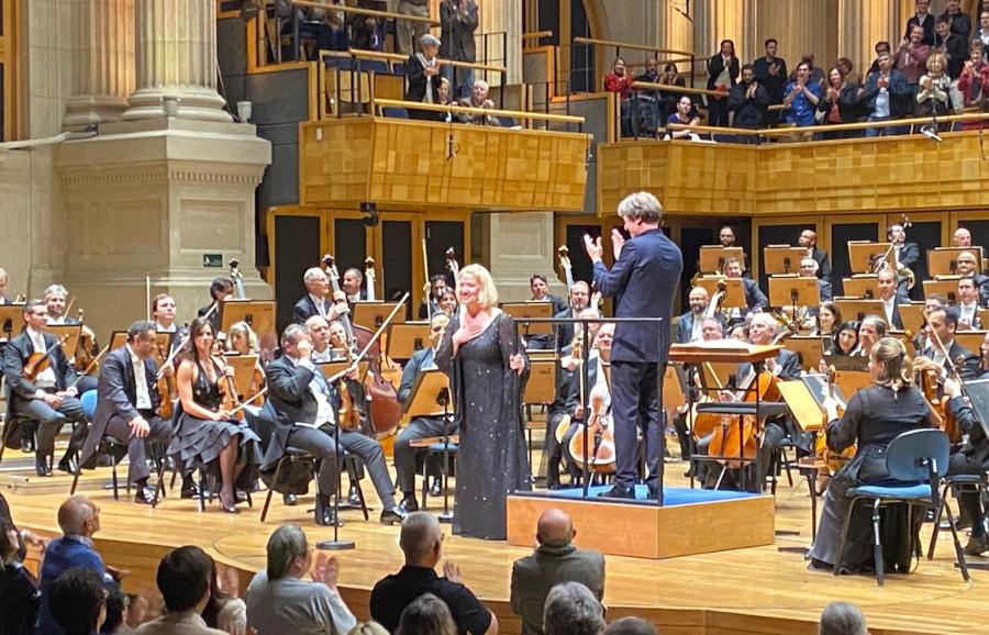 A soprano Aile Asszonyia e o maestro Marc Albrecht ao final do concerto com a Osesp [Revista CONCERTO]