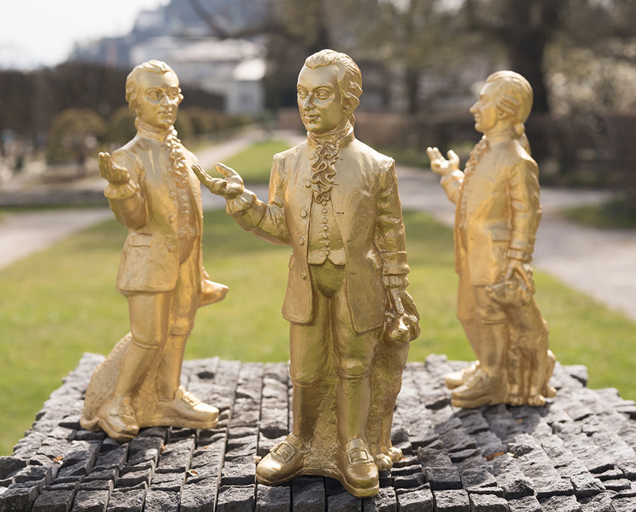 Estatuetas retratam Mozart com seu cachorro [Divulgação/Wolfgang Lienbacher]