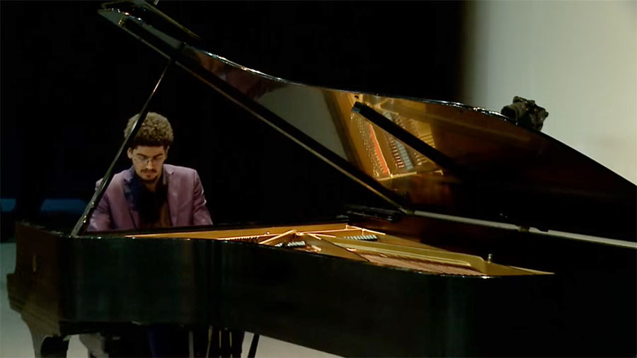 Pianista Jordan Alexander durante a prova final (reprodução YouTube)