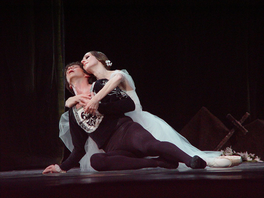 Ana Botafogo e Marcelo Misailidis em “Giselle”, de Peter Wright. Theatro Municipal do Rio de Janeiro (acervo pessoal de Ana Botafogo)