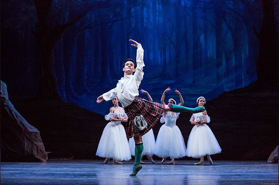 Yoshi Suzuki em “La Sylphide”, de Mario Galizzi. São Paulo Companhia de Dança (divulgação, João Caldas)