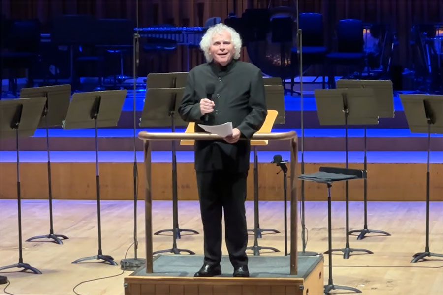 Simon Rattle discursa no Barbican Centre (reprodução YouTube)