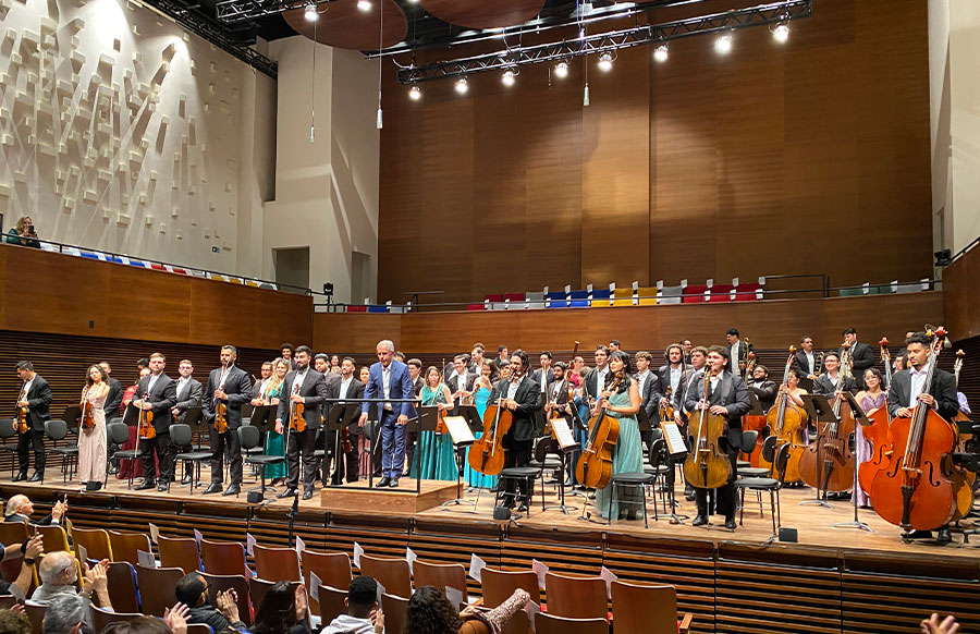 Maestro Edilson Ventureli e Sinfônica Heliópolis recebem as palmas do público (Revista CONCERTO)