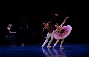 A pianista Olga Kopylova e os bailarinos Alan Marques e Marina Peña (divulgação, André Porto)