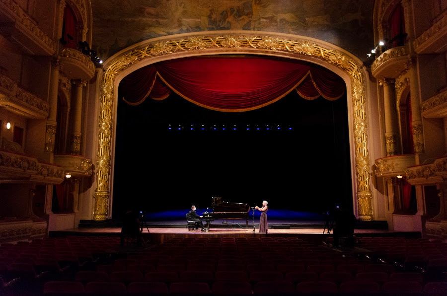 Ira Levin e Eliane Coelho durante gravação no Theatro Municipal do Rio de Janeiro [Divulgação / Ana Clara Miranda]