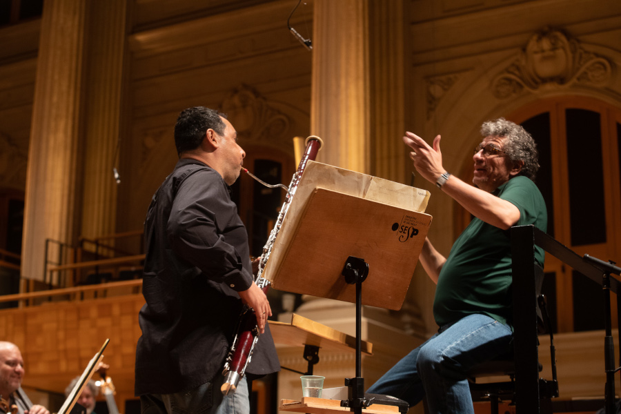 O fagotista Alexandre Silvério e o maestro Giancarlo Guerrero durante ensaio na Sala São Paulo [Divulgação/FacebookOsesp]
