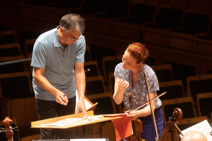 A violinista Carolin Widmann com o maestro Jun Märkl em ensaio na Sala São Paulo [Reprodução/FacebookOsesp]