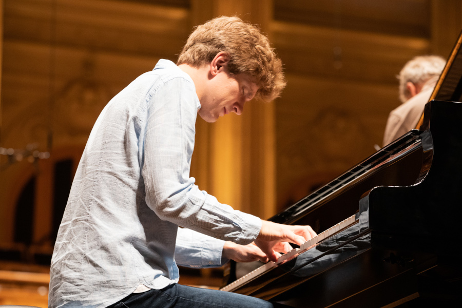 O pianista Jan Lisiecki durante ensaio na Sala São Paulo [Reprodução/TwitterOsesp]