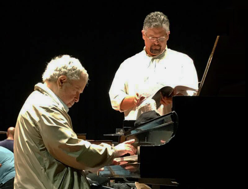 Foto do ensaio de Nelson Freire com o maestro Victor Hugo Toro e a Orquestra Sinfônica de Campinas [Divulgação]