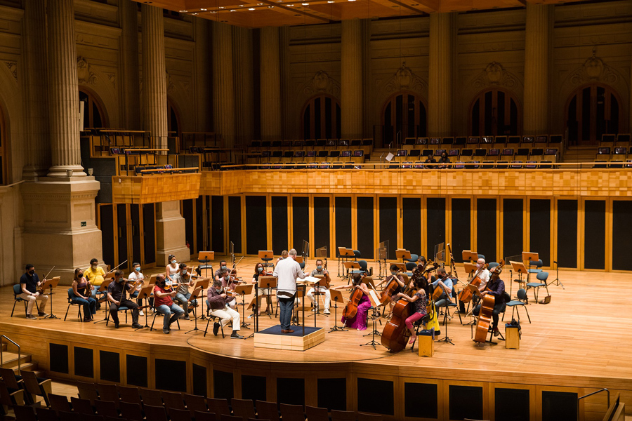 Osesp durante ensaio na Sala São Paulo com o maestro Neil Thomson [Reprodução]
