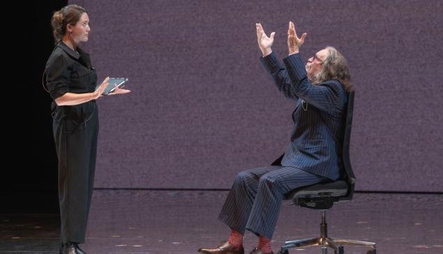 Revista Concerto Cena do espetáculo 'Theis master's voice' [Divulgação]
