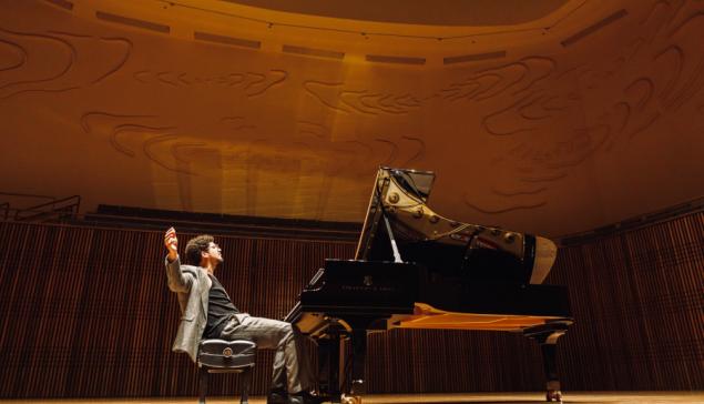 Revista Concerto O pianista Jordan Alexander no palco do Teatro Cultura Artística [Divulgação/Ricardo Reis]