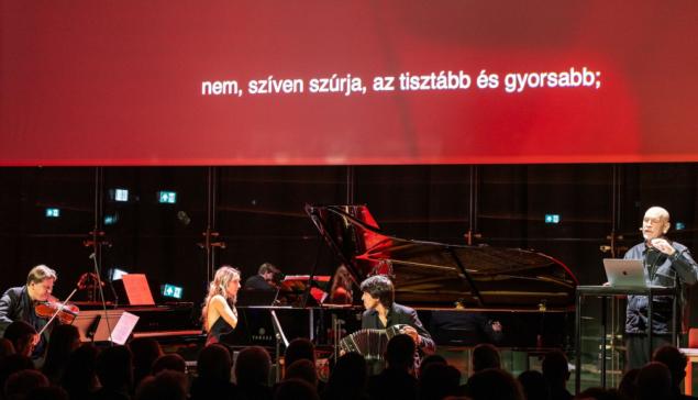 Revista Concerto John Malkovich, Anastasia Terenkova ao piano, Andrei Bielow e Fabrizio Colombo [Divulgação]