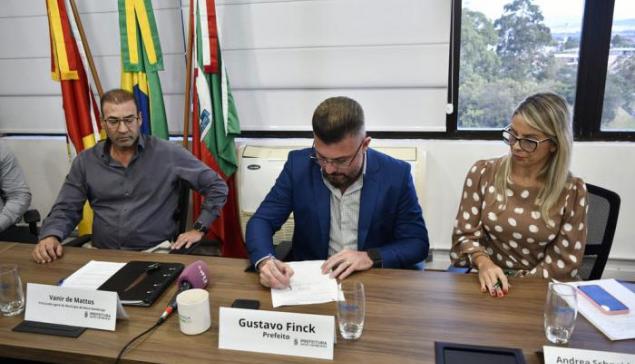 Revista Concerto Prefeito Gustavo Finck de Novo Hamburgo assina decreto de calamidade financeira (divulgação, PMNH, Débora Ertel)