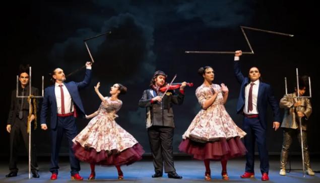 Revista Concerto Cena do espetáculo 'Orfeu no inferno', em cartaz no Theatro São Pedro [Divulgação/Iris Zanetti]