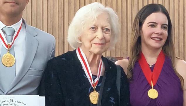 Revista Concerto Berenice Menegale recebe a medalha ao lado de outros condecorados (divulgação)