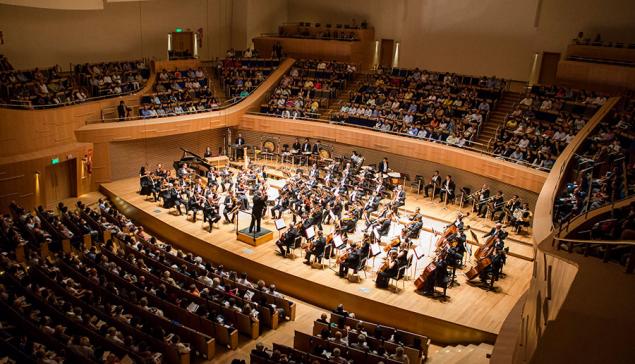 Revista Concerto Orquestra Filarmônica de Minas Gerais durante concerto na Sala Minas Gerais [Divulgação/Rafael Motta]