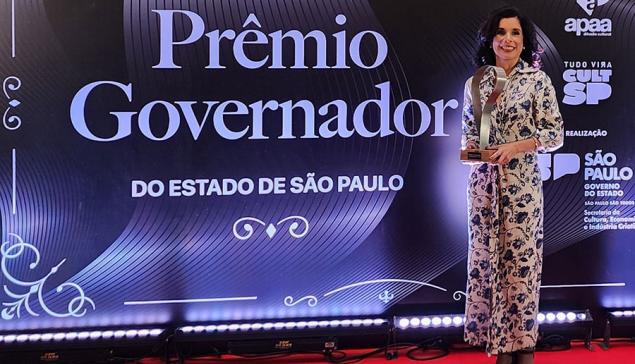 Revista Concerto Giane Martins com o troféu do Prêmio Governador do Estado (divulgação)