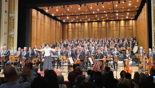 Revista Concerto Orquestra, coros e a maestra Priscila Bomfim recebem os aplausos da plateia (Revista CONCERTO)