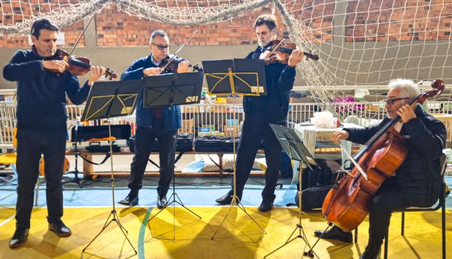 Revista Concerto Músicos da Ospa durante apresentação em abrigo em Porto Alegre [Divulgação]