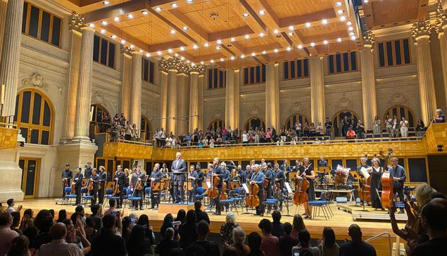 Revista Concerto Público aplaude a Osusp após o Pássaro de fogo, na Sala São Paulo (Revista CONCERTO)