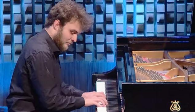 Revista Concerto O pianista Luís Henrique Leite Andrade Araújo em apresentação na final (reprodução YouTube)