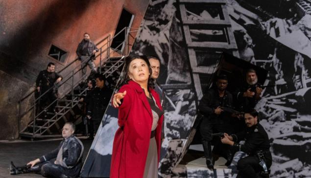 Revista Concerto Eiko Senda e Leonardo Neiva em cena de 'Dia de paz' [Divulgação/Larissa Paz]