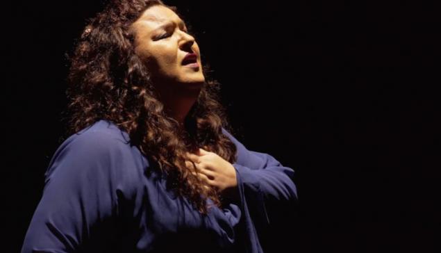 Revista Concerto Kismara Pezzati em cena de 'Femina' [Reprodução]