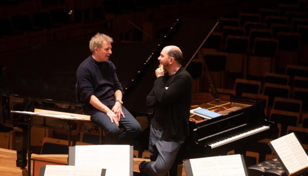 Revista Concerto O pianista Kirill Gerstein com o maestro Thierry Fischer durante ensaio com a Osesp em 2022 [Divulgação]
