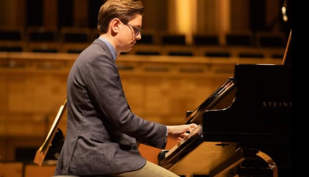 Revista Concerto Víkingur Ólafsson durante concerto com a Osesp em 2024 [Divulgação]
