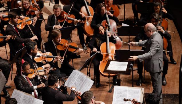 Revista Concerto Roberto Tibiriçá à frente da Orquestra Sinfônica do Paraná [Divulgação]
