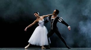 Coreografia 'Giselle - Ato II' pela São Paulo Companhia de Dança [Divulgação]
