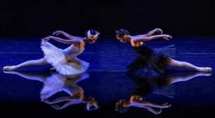 São Paulo Companhia de Dança em O lago dos cisnes Divulgação/Charles Lima]