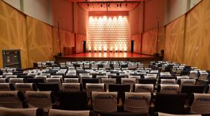 Plateia da Sala Cecília Meireles, com demarcação de lugares que não poderão ser usados pelo público [Divulgação]