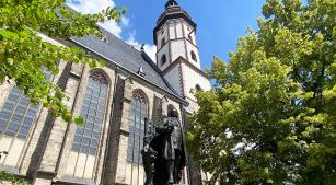 Estátua de Bach em frente à igreja Thomaskirche, em Leipzig (Revista CONCERTO)