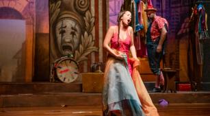 Thayanna Roverso e Rodolfo Giuliani (ao fundo) em 'I Pagliacci' [Divulgação/Rodrigo Atique]