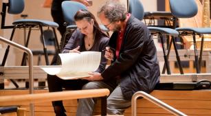 A maestrina Valentina Peleggi e o compositor Flo Menezes durante ensaio na Sala São Paulo [Divulgação]