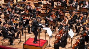 Leonardo Labrada rege a Orquestra Experimental de Repertório [Divulgação/Rafael Salvador]