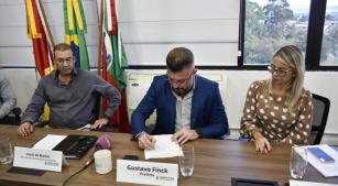 Prefeito Gustavo Finck de Novo Hamburgo assina decreto de calamidade financeira (divulgação, PMNH, Débora Ertel)