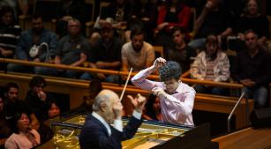 Mattheus Versiani durante a prova final do Prelúdio na Sala São Paulo, regida pelo maestro Júlio Medaglia [Divulgação/Íris Zanetti]